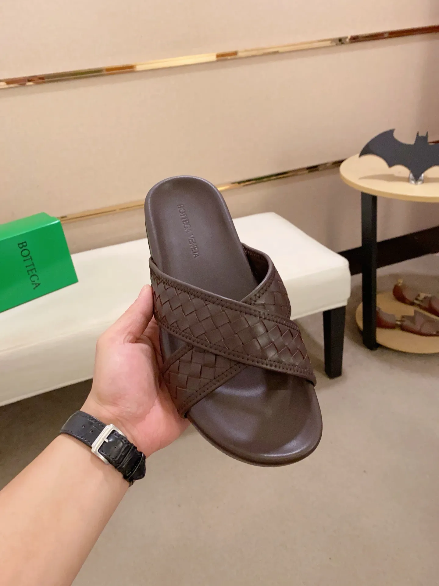 Men's shoes 💰: 320💰[BV~Bottega Veneta] Trendy new slippers are on the market. Same style as the official website. Counter quality [strong][strong][strong] Selected cow patent leather weaving. High-end atmosphere. Very cost-effective. Original wear-resistant rubber outsole. Fine workmanship. The upper layer of materials is used. The quality is visible. Shoe size 38-45.